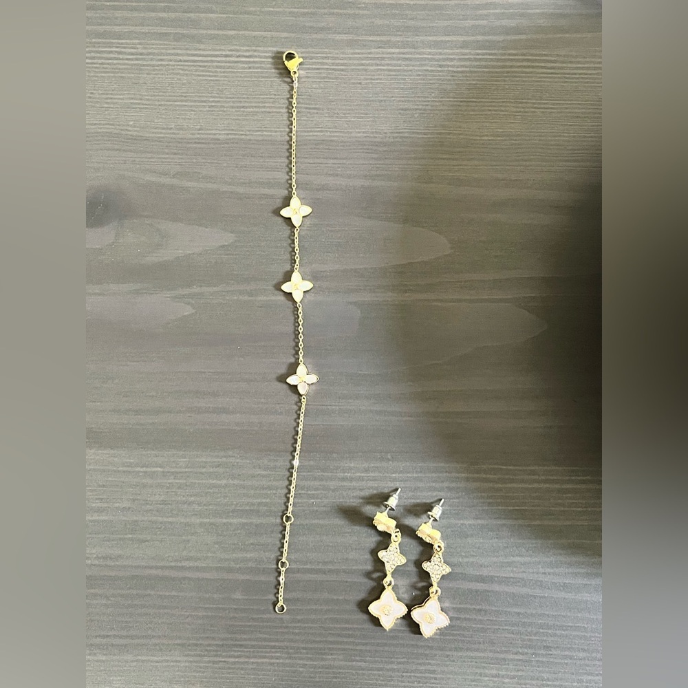 18K Gold Plated Crystal Mother of Pearl Clover Bracelet & Earrings Set NEW - Picture 2 of 6